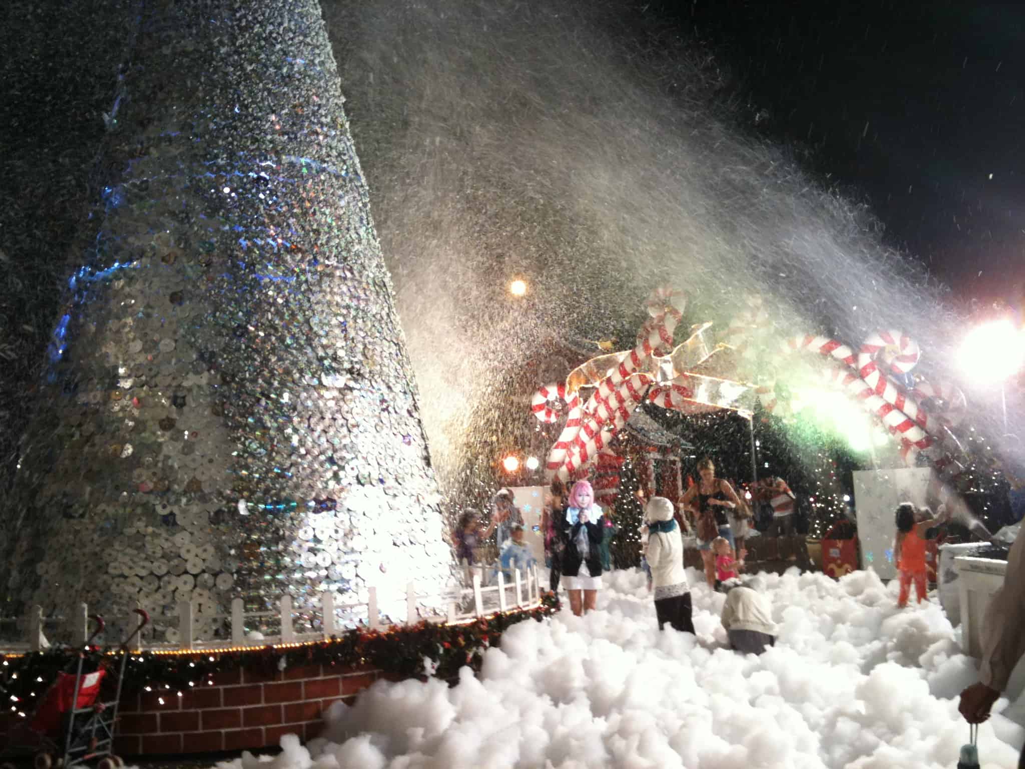 Fake snow in tropical Singapore, Tanglin mall