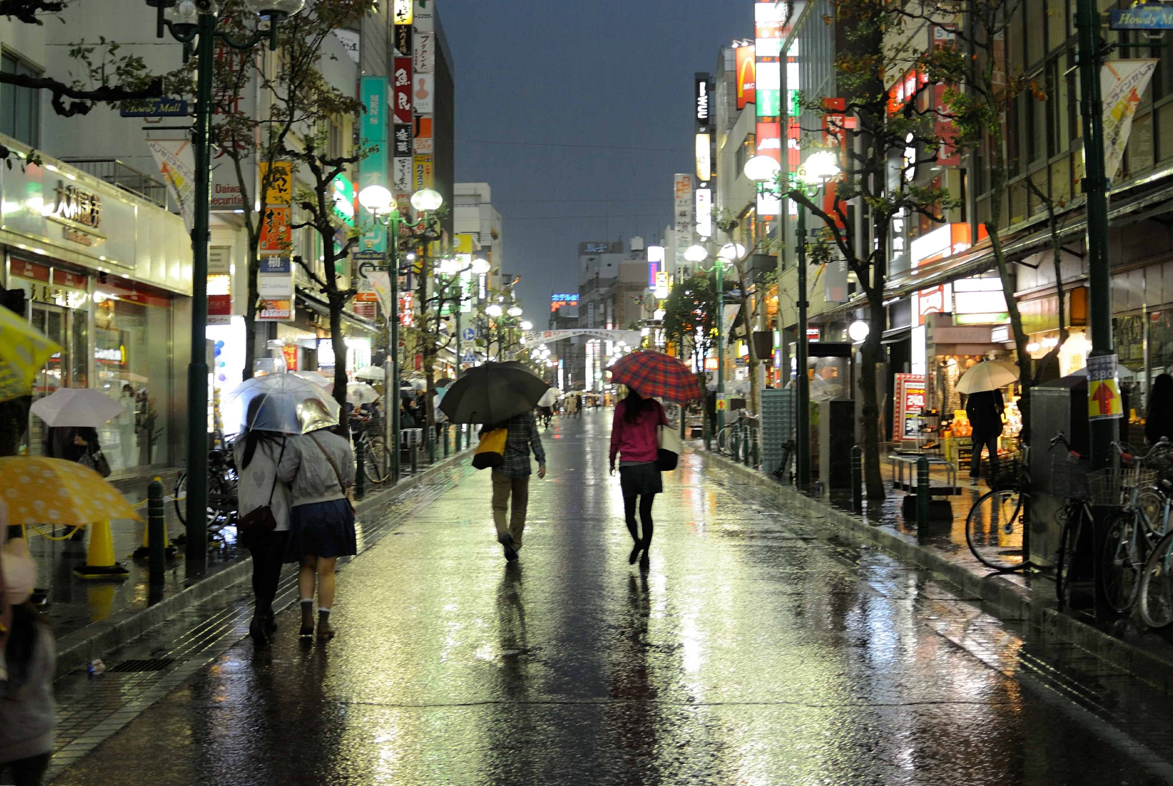 Tokyo, Japan. 6th Aug, 2014. Pedestrians walk under the hot