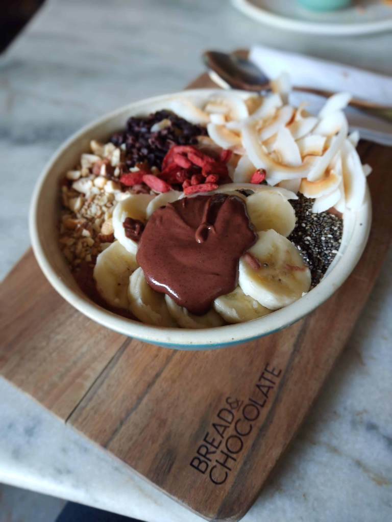 smoothie bowl at a cafe in auroville
